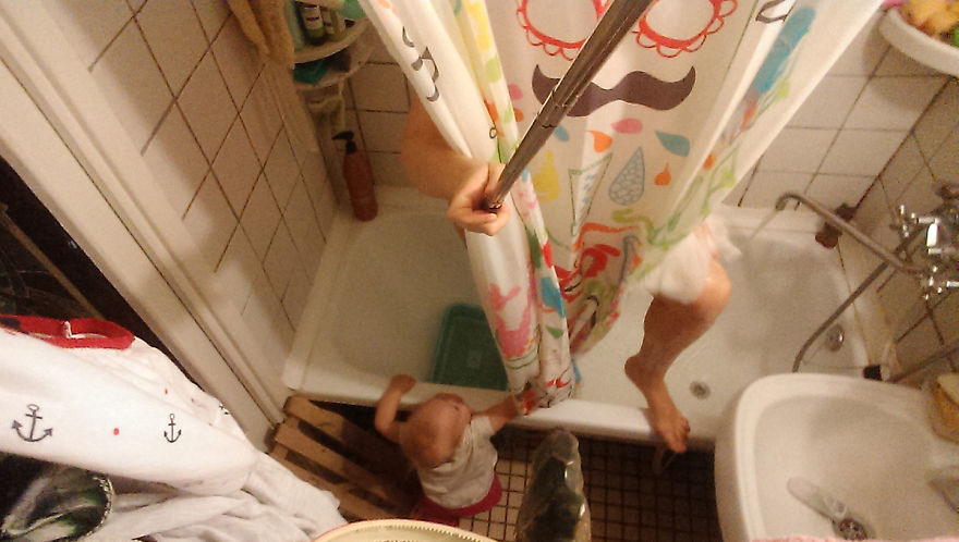 i documented what its like to be a mom with a selfie stick 25 880