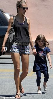 Alessandra Ambrosio: Απολαμβάνοντας τη βόλτα της με την κόρη της! (φωτό)
