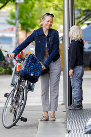 Ναόμι Γουότς: Ακολουθεί όλους τους κανόνες ασφαλείας για να μεταφέρει με ποδήλατο τον γιο της (φωτό)!