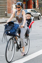 Ναόμι Γουότς: Ακολουθεί όλους τους κανόνες ασφαλείας για να μεταφέρει με ποδήλατο τον γιο της (φωτό)!
