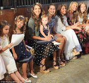 Οι κόρες της Τζέσικα Άλμπα με ασορτί φορέματα σε επίδειξη παιδικής μόδας!