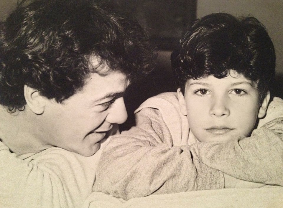 Οταν ο μπαμπάς Γιάννης Πάριος κοιτούσε τρυφερά τον Χάρη του… -  Mothersblog.gr
