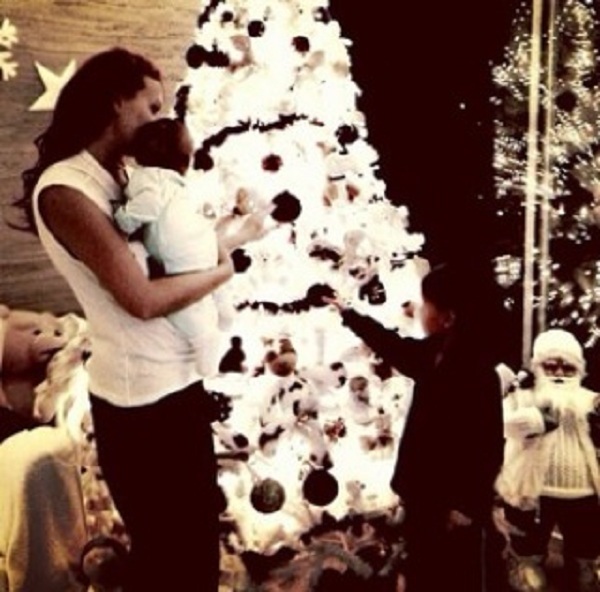 Αγαπημένη Ελληνίδα παρουσιάστρια, στόλισε το δέντρο αγκαλιά με το βρεφάκι της! (εικόνα)