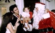 Oταν ο Ελβις γιόρταζε με την κόρη του τα Χριστούγεννα στην Graceland (εικόνες)