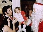 Oταν ο Ελβις γιόρταζε με την κόρη του τα Χριστούγεννα στην Graceland (εικόνες)