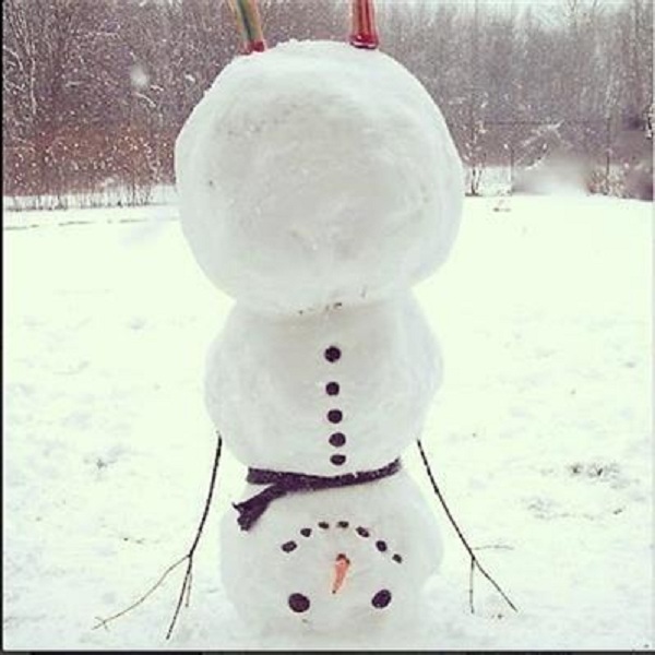 Ποιος διάσημος τραγουδιστής έφτιαξε ανάποδο χιονάνθρωπο με τα παιδιά του! Τι συμβολίζει; (εικόνα)