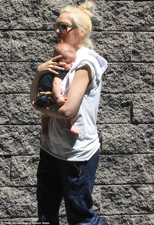 Αυτή η διάσημη μανούλα δεν αποχωρίζεται ποτέ το μωρό της! (φωτογραφίες)