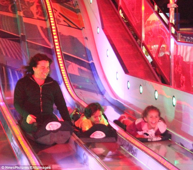 Τρελό κέφι! Δείτε την Τζένιφερ Λόπεζ στο λούνα παρκ με τα παιδιά της! (εικόνες)