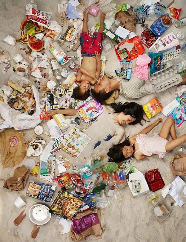 «Δείξε μου τα σκουπίδια σου να σου πω ποιος είσαι». Οικογένειες φωτογραφίζονται με τα απορρίμματά τους και προσπαθούν ν'αλλάξουν τον κόσμο