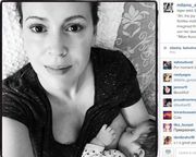Ποια πασίγνωστη ηθοποιός θηλάζει το μωρό της και ανέβασε αυτήν την τρυφερή φωτογραφία στο Ινσταγκραμ; (εικόνες)