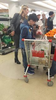 Αποκλειστικό: Γνωστή Ελληνίδα παρουσιάστρια στο σούπερ μάρκετ μαζί με τα παιδιά της (φωτό)