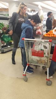 Αποκλειστικό: Γνωστή Ελληνίδα παρουσιάστρια στο σούπερ μάρκετ μαζί με τα παιδιά της (φωτό)