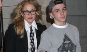 Madonna: Η περίπτωση της «Βασίλισσας της Ποπ» απασχόλησε για πολύ καιρό τον διεθνή Τύπο. Ο γιος της Rocco δήλωσε ότι δε θέλει να μένει με τη μητέρα του, ζητώντας να πάρει αποκλειστικά την επιμέλεια του, ο πατέρας του Guy Ritchie. Ένας μακρύς δικαστικός αγώνας ξεκίνησε, με τη Madonna ακόμη και επί σκηνής, να δηλώνει συντετριμμένη με την απόφαση του γιου της, παρακαλώντας τον να γυρίσει πίσω. Το δικαστήριο έδωσε την επιμέλεια στον πατέρα του, ενώ οι σχέσεις τους αποκαταστάθηκαν, πρόσφατα.