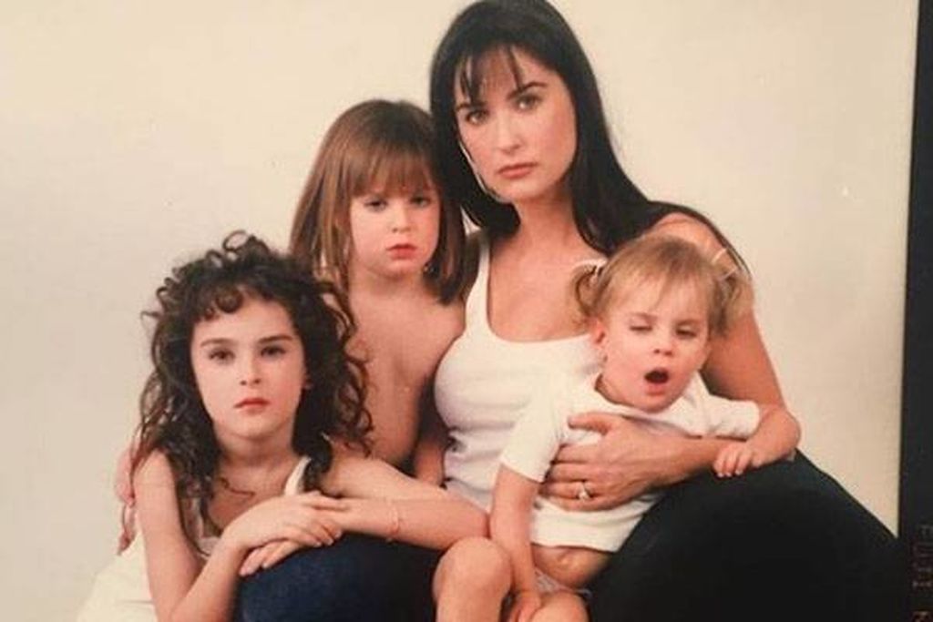 Demi Moore: Η ηθοποιός όταν απέκτησε τις τρεις κόρες της με τον Bruce Willis, έβαλε στην άκρη την καριέρα της και οικογενειακώς μετακόμισαν στο Αϊντάχο. Η ίδια σήμερα δηλώνει ότι δε μετανιώνει για εκείνη την απόφασή της, αφού κατάφερε να «χτίσει» μία δυνατή σχέση με τις κόρες της.