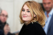 Adele: Πριν έναν χρόνο, η Adele ανακοίνωσε ότι για τα επόμενα 10 χρόνια δεν θα κάνει καμία περιοδεία, επειδή θέλει να αφοσιωθεί στο μεγάλωμα του γιου της Angelo, που θα ξεκινήσει το σχολείο και επιθυμεί να είναι δίπλα του.