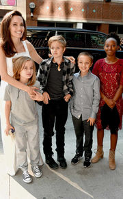 Shiloh Jolie - Pitt: Όσο μεγαλώνει είναι ολόιδια ο μπαμπάς της (photos)