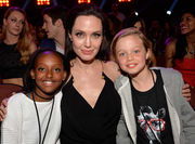 Shiloh Jolie - Pitt: Όσο μεγαλώνει είναι ολόιδια ο μπαμπάς της (photos)