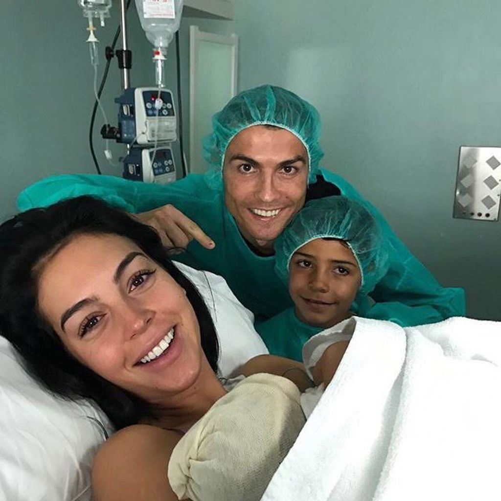 O Cristiano Ronaldo ξανά μπαμπάς! Η πρώτη φωτογραφία από το μαιευτήριο με τη νεογέννητη κόρη του