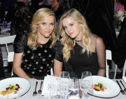 Reese Witherspoon: Έκανε ακόμη μία «δίδυμη» εμφάνιση με την κόρη της και δεν τις ξεχωρίζουμε (pics)