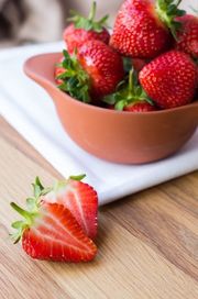 Φράουλες - 
Ο θρύλος λέει ότι οι φράουλες δημιουργήθηκαν από τα δάκρυα της Αφροδίτης όταν άκουσε για το θάνατο του αγαπημένου της, Άδωνι. Οι φράουλες έιναι πλούσιες σε βιταμίνη C, η οποία παράγει σεξουαλικές ορμόνες και χημικούς νευροδιαβιβαστες στον εγκέφαλο αυξάνοντας τη λίμπιντο.