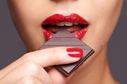Σοκολάτα - 
Σύμφωνα με την δρ Hoppe, η σοκολάτα περιέχει φαινυλαιθυλαμίνη - ένα διεγερτικό που προκαλεί τον ενθουσιασμό και την αίσθηση της ευημερίας. Αν θέλετε να ανεβάσετε τη λίμπιντό σας θα πρέπει να καταναλώνετε σοκολάτα με τουλάχιστον 75 τοις εκατό κακάο.