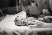 Η πιο δυνατή στιγμή: Οι μπαμπάδες συναντούν για πρώτη φορά τα νεογέννητα μωρά τους (pics)