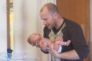 Η πιο δυνατή στιγμή: Οι μπαμπάδες συναντούν για πρώτη φορά τα νεογέννητα μωρά τους (pics)