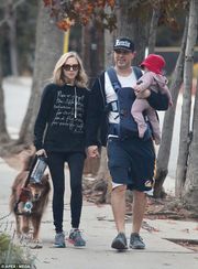 Ο φωτογραφικός φακός τους τσάκωσε χέρι - χέρι σε απογευματινή βόλτα με το μωρό και τον σκύλο τους