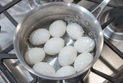 Δείτε πώς θα βάψετε τα αυγά σας, χωρίς να σας σπάσουν