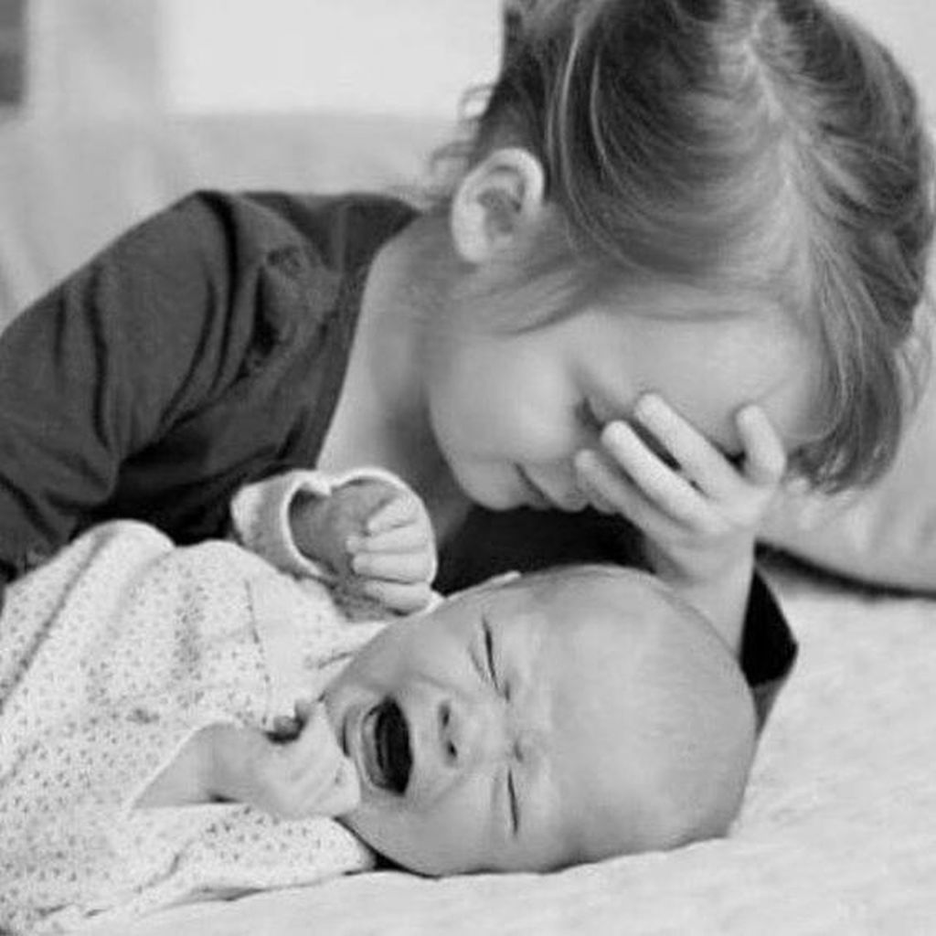 Όταν το παιδί ζηλεύει το μωρό: Τρόποι για να αντιμετωπίσετε τη ζήλια του