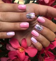 Ροζ νύχια: Το απόλυτο καλοκαιρινό χρώμα στο μανικιούρ