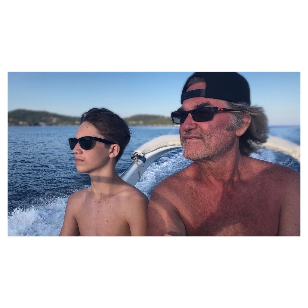 Ο διάσημος παππούς απολαμβάνει τις διακοπές του στην Ελλάδα στο πλευρό του εγγονού του (pics)