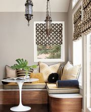 Πώς να ντύσετε τους χτιστούς καναπέδες στο σπίτι σας (pics)  