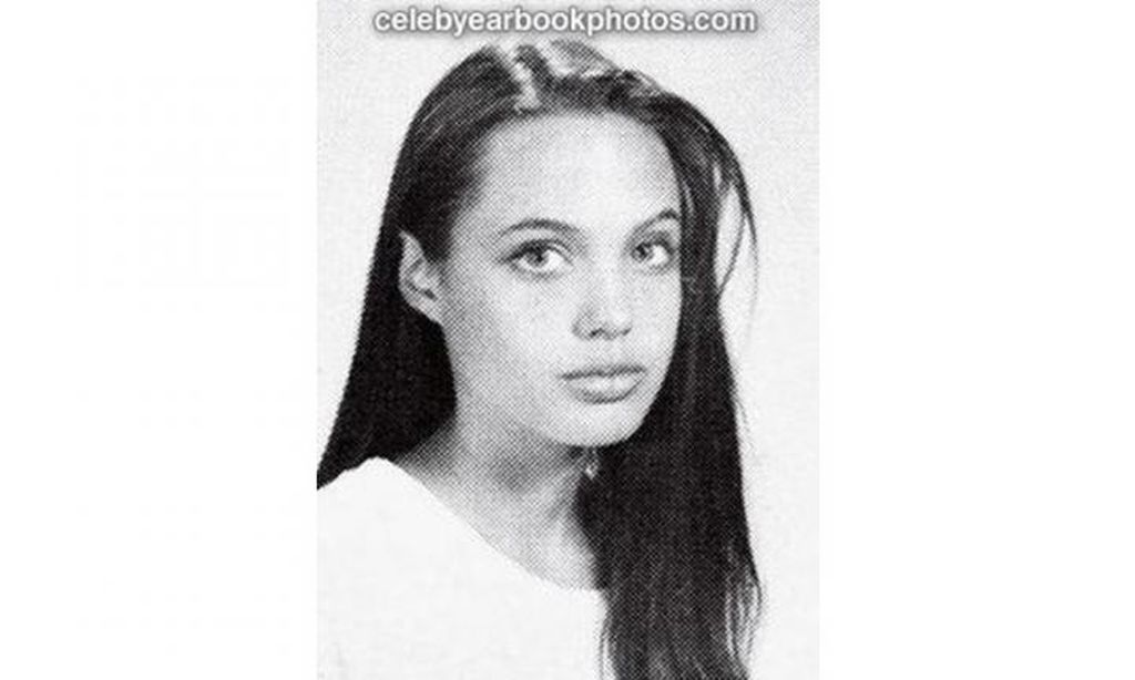  Η Angelina Jolie ήταν πάντα όμορφη όπως φαίνεται. Ακόμη και όταν όλα τα κοριτσάκια της ηλικίας της, περνούσαν μία άχαρη φάση, εκείνη είχε τα μεγάλα μάτια καιτ α σαρκώδη χειλη να την καθιστούν την «ωραια του σχολειου».