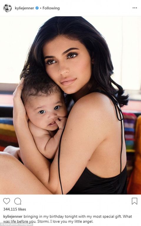 H Kylie Jenner αγκαλιά με την μικρή της: "Πώς υπήρχε ζωή πριν από σένα Stormi” (pics)