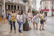 Μαμάδες από όλο τον κόσμο θηλάζουν τα παιδιά τους με τον ίδιο τρόπο (vid)