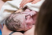 Φωτογραφίες με νεογέννητα τη στιγμή που οι μαμάδες τους τα βλέπουν για πρώτη φορά (pics)