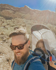 Ένας ενθουσιώδης μπαμπάς που λατρεύει να ταξιδεύει και να φωτογραφίζεται με την οικογένεια του (pic)