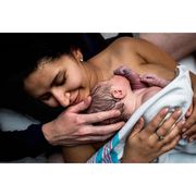 Έτσι νιώθει μια μαμά όταν κρατά ή βλέπει για πρώτη φορά το νεογέννητο μωρό της (pics)