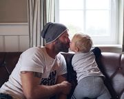 Είκοσι πέντε απίθανες φωτογραφίες μπαμπάδων με τα παιδιά τους σε στιγμές χαλάρωσης  (pics)