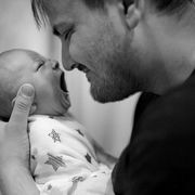 Είκοσι πέντε απίθανες φωτογραφίες μπαμπάδων με τα παιδιά τους σε στιγμές χαλάρωσης  (pics)