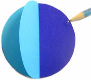 Βάλτε κόλλα στις άκρες της μπάλας ( στη μία πάνω δεξιά, στην άλλη κάτω αριστερά) και πιέστε.