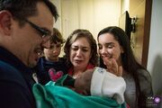 Συγγενείς βλέπουν τα νεογέννητα για πρώτη φορά. Δείτε τις μοναδικές αντιδράσεις τους (pics)