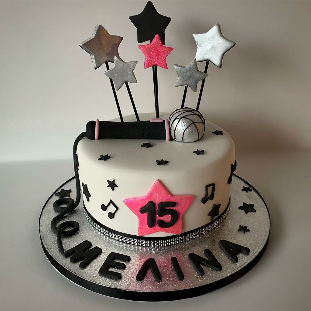 H Μελίνα Νικολαΐδη έγινε 15 ετών - Δείτε την εντυπωσιακή της τούρτα