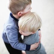 Αυτές οι παιδικές αγκαλιές είναι ό,τι πιο τρυφερό είδατε σήμερα (pics)
