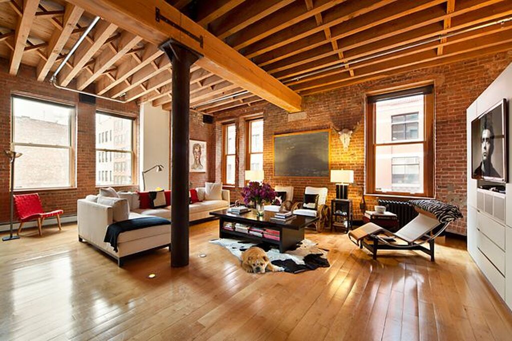 TRIBECA PENTHOUSE
Το 2014, η Swift αγόρασε όχι ένα, αλλά δύο ρετιρέ σε ένα παλιό κτίριο στην Tribeca, μετατρέποντάς τα σε ένα μεγάλο duplex που έχει συνολικά 10 υπνοδωμάτια και 10 μπάνια. 
