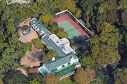 BEVERLY HILLS ESTATE
Η Swift έχει συνολικά σε τρεις κατοικίες στο Λος Άντζελες, αν και το αρχοντικό της στο Beverly Hills, του 1934, είναι μακράν το πιο εντυπωσιακό. 
