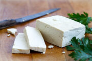 Τofu: Όπως το τυρί cottage είναι κατασκευασμένο από ζωικό γάλα. Όπως και τα παραπάνω, είναι μια από τις καλύτερες φυτικές πηγές πρωτεϊνών.