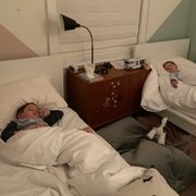 Από την κούνια στο κρεβάτι: Διάσημη μαμά δυσκολεύεται να εκπαιδεύσει τον γιο της (pics)