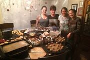 Η οικογένεια μαγειρεύει: Μαμά μοιράζεται μαζί μας όμορφες αναμνήσεις (pics)